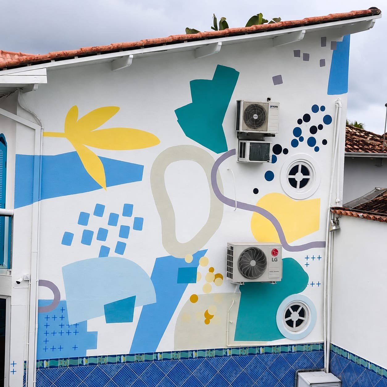 Fachada externa com formas orgânicas